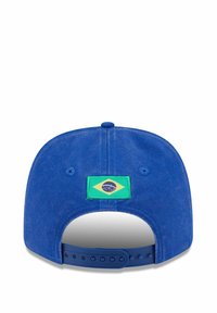 Blaues Basecap mit flachem Schirm; auf der Rückseite mit einem grünen und gelben Brasilien-Flaggen-Patch; strukturierter Stoff, verstellbarer Snapback.