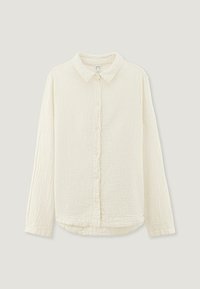 Bílá polokošile s dlouhými rukávy, vyrobená z texturované, zmačkané tkaniny. Má límec a rovný lem s mírným zúžením na spodní části.