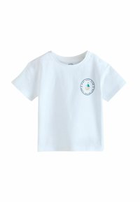 Vit bomull t-shirt med korta ärmar, rund halsringning och en båtklubbsgrafik på bröstet. Har tryckknappslås på ena axeln.