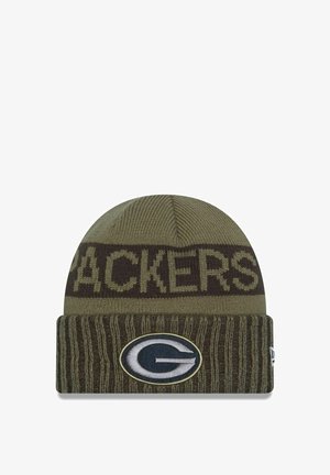 Olivgrübe Strickmütze mit dunkelbraunen horizontalen Streifen, auf denen der Schriftzug "PACKERS" prangt. Ein kreisförmiges Logo mit einem 'G'-Emblem ist auf dem Bündchen gestickt.