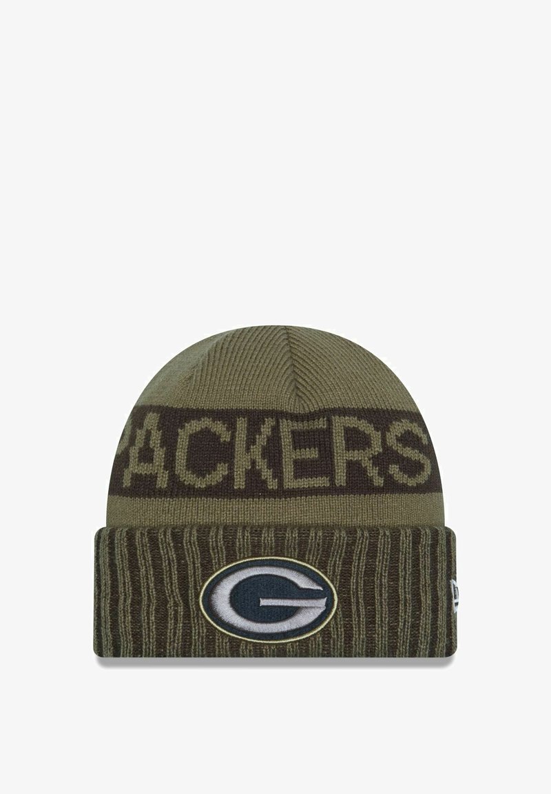 Bonnet en tricot vert olive avec des rayures horizontales marron foncé, arborant le texte "PACKERS". Un logo circulaire avec un emblème 'G' est brodé sur le revers.