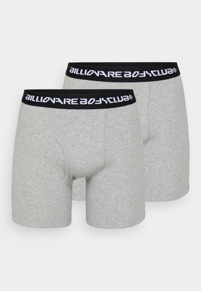 Boxer briefs cinzentos com uma faixa preta com "Billionaire Boys Club" em texto branco. Material de algodão suave, comprimento até a metade da coxa, design ajustado.