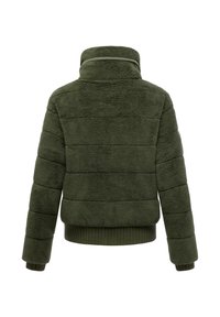 Veste en polaire verte foncée, douce et moelleuse, avec un col haut. Elle arbore un design matelassé horizontal et des poignets et un ourlet à côtes.