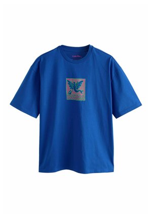 Blaues Baumwoll-T-Shirt mit kurzen Ärmeln, das ein quadratisches grafisches Muster in Grün und Pink in der Mitte zeigt, das stilisierte Vögel darstellt.