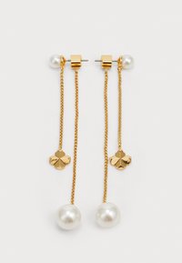 Pendientes de caída en tono dorado con cadenas, perlas redondas y acentos en forma de flor. Diseño elegante con acabados pulidos y un aspecto delicado.