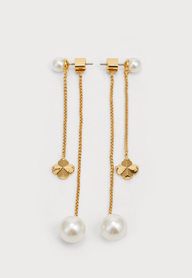 Pendientes de caída en tono dorado con cadenas, perlas redondas y acentos en forma de flor. Diseño elegante con acabados pulidos y un aspecto delicado.