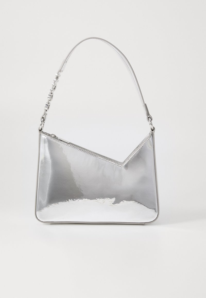 Sac à main en métal argenté avec une forme rectangulaire épurée, se présentant avec une chaîne et une sangle, ainsi qu'un design supérieur en forme de V pointu. Texture lisse.