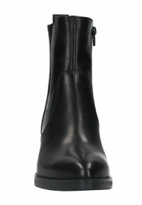 Zwarte leren enkelboot met een ronde neus, een gladde textuur, een zijrits en minimale stikseldetails. Vlakke rubberen zool voor stabiliteit.