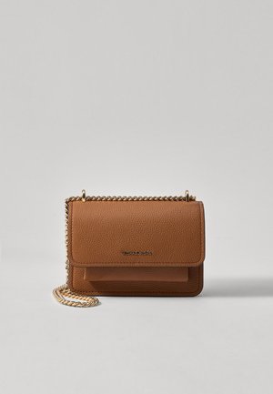 Bruine crossbodytas van gekorreld leer met gouden kettingriem en flapsluiting, Michael Kors-logo gecentreerd op de voorflap.