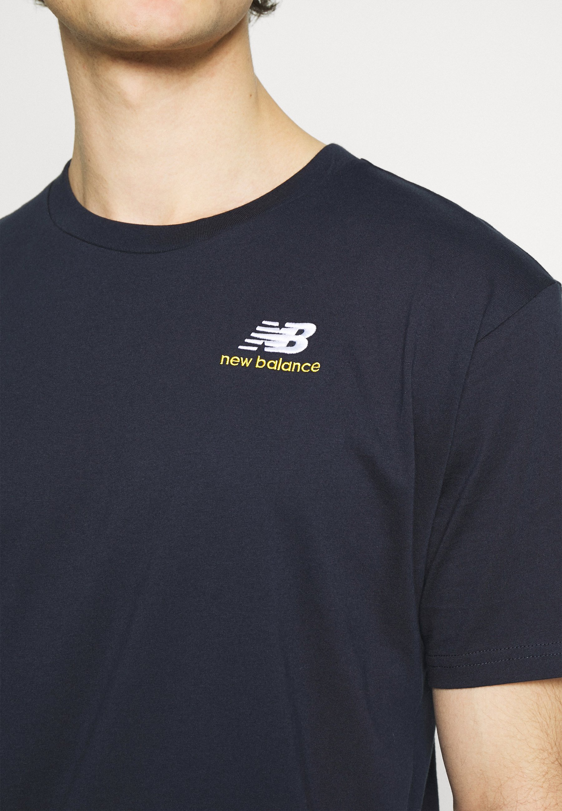 New Balance ESSENTIALS EMBROIDERED TEE 