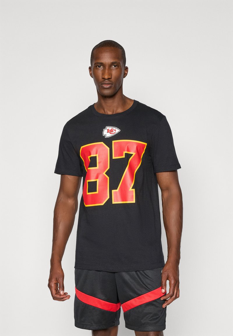 Sort bomulds t-shirt med fed rød og gul nummer "87" samt logo på brystet. Par sorte shorts med røde detaljer.