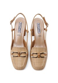 Béžové slingback podpatky s texturovaným tkaným předním dílem, zlatým kováním a hladkou koženou stélkou a páskem.