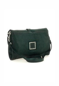 Borsa a tracolla verde in pelle con finitura texture, forma rettangolare, accenti in argento con borchie e tracolla regolabile. Chiusura con zip.