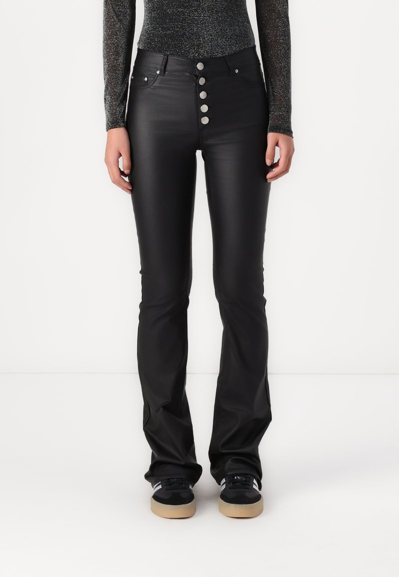 Pantalon flare en similicuir noir à taille haute, doté d'une fermeture à cinq boutons à l'avant, de passants pour ceinture et d'une texture lisse et brillante.