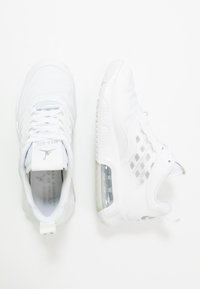 Jordan MAX 200 - Sapatilhas - white/metallic silver