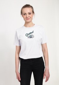 Bílý bavlněný tričko s retro grafikou závodního auta a slovem "Castrol" v tmavě zelené barvě, kulatý výstřih, krátké rukávy.