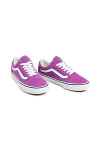 Paarse suède sneakers met witte veters en zijaccenten, met een laag ontwerp en contrasterende zwarte zoolrand.
