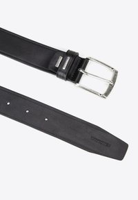 Zwarte leren riem met een gladde textuur, zilveren rechthoekige gesp en zes gaatjes voor aanpassing. Merkennaam gegraveerd op de riem.