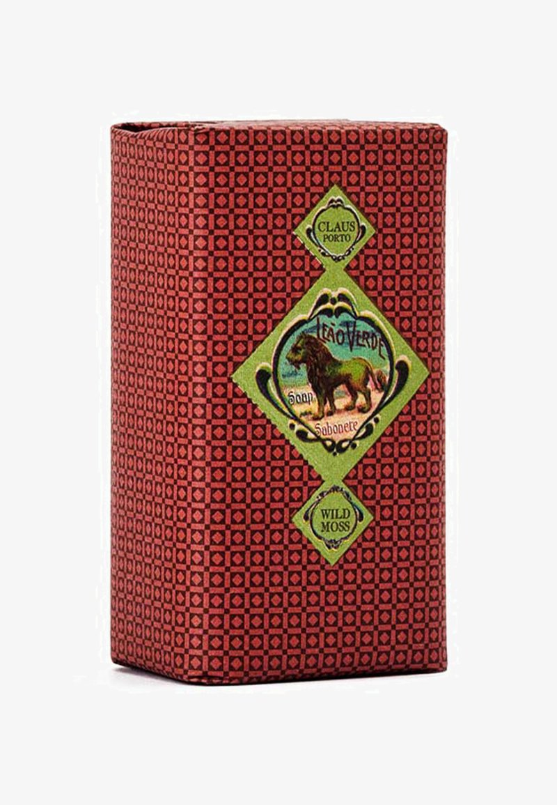Rote Box mit Muster und einem diamantförmigen Etikett. Enthält eine Löwenillustration. Der Text gibt den Duft der Seife an: "Wild Moss" und die Marke "Claus Porto."