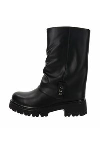Botas militares de cuero negro con un diseño arrugado, punta redonda, suela gruesa y detalles en plata en el lateral.