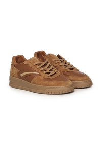 Bruine suède sneakers met leren accenten, platte veters, geperforeerde neus en een gestructureerde rubberen buitenzool. Bevat branding op de hiel.