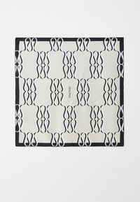 Silke skjerf med et geometrisk, gjentagende svart-hvitt mønster, kantet med en solid svart kant. Teksten "MALINA" er inkludert.