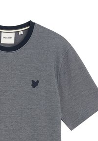 Grå kortærmet t-shirt med en marineblå ribbet krave og et lille marineblåt broderet logo på venstre bryst. Blødt, letvægtsstof.