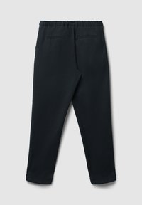 Pantalons noirs avec une taille élastique, deux poches arrière, forme des jambes fuselées, texture douce et ourlets retroussés. Design simple, sans motifs.