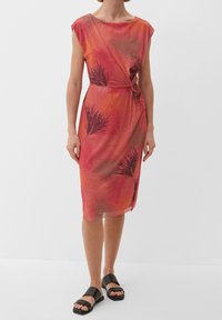 Vestido con estampado rosa y naranja, con un detalle de nudo en la cintura, que presenta mangas cortas y un dobladillo a la altura de la rodilla. Textura de tela suave.