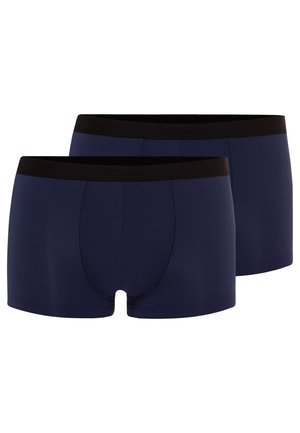 Dwie pary granatowych męskich bokserek z czarnymi elastycznymi pasami w talii, pokazane z przodu i z tyłu.