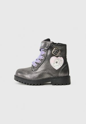 Sorte glitrende ankelstøvler med lilla snørebånd, sølv spænde og et enhjørning-grafik indkapslet i et hjerte på siden. Robust sål for godt greb.