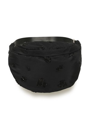 Schwarze Stoff-Gürteltasche mit runder Form, die mit floralen Perlenverzierungen und einem breiten verstellbaren Riemen ausgestattet ist. Glatte Textur.