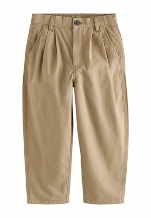 Pantalon beige court avec plis devant, poches latérales, passants de ceinture et fermeture par bouton, fabriqué en tissu doux.
