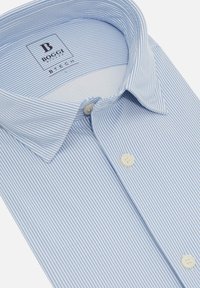 Camicia a righe blu chiaro e bianca con colletto a punta, dotata di bottoni e etichetta. Tessuto di cotone con una consistenza liscia.