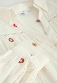 EMBROIDERED  - Nööpidega pluus - ecru