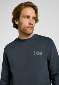 Lee WOBBLY  jasnoszary