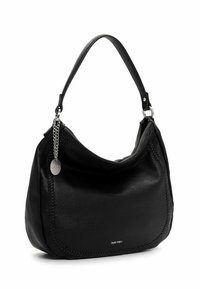 Czarna skórzana torebka o zaokrąglonym kształcie, z plecionymi przeszyciami wzdłuż krawędzi oraz srebrnym łańcuchem przymocowanym do paska.