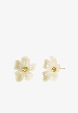 Boucles d’oreilles clous en forme de fleur couleur crème avec cinq pétales et un centre doré brillant sur fond blanc.