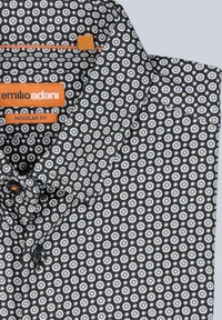 Schwarzes Hemd mit Knopfleiste und einem geometrischen Muster in Weiß und Hellblau. Mit einem Etikett, auf dem "emilio adani" und "REGULAR FIT" in Orange steht. Weicher Stoff.