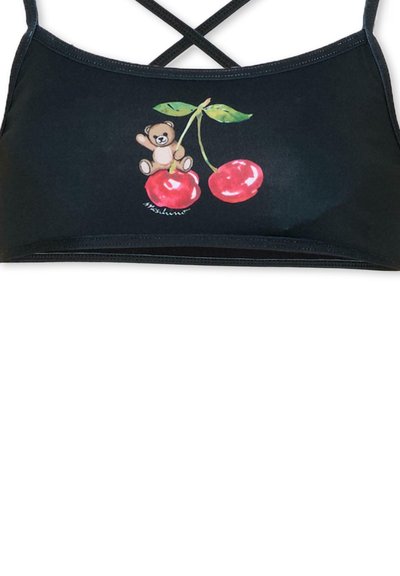 Haut court noir à fines bretelles présentant un motif graphique d'un petit ours en peluche assis entre deux cerises rouges avec des feuilles vertes.