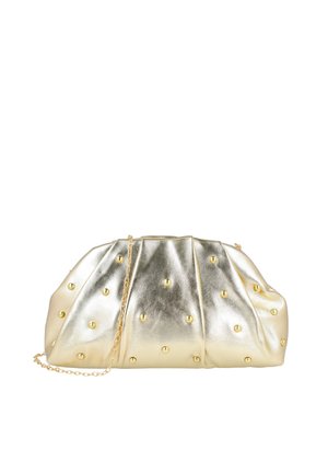 Bolso de mano dorado brillante con textura fruncida, decorado con tachuelas doradas espaciadas uniformemente y una correa fina de cadena dorada.