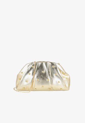 Bolso de mano dorado brillante con textura fruncida, decorado con tachuelas doradas espaciadas uniformemente y una correa fina de cadena dorada.