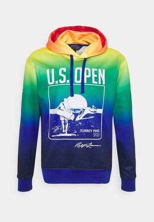 Mikina s kapucí se žluto-modrým přechodem, modrými šňůrkami a grafikou U.S. Open Torrey Pines 2021 zobrazující osobu nesoucí surfařskou desku při západu slunce.