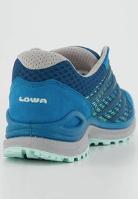 Blauer Sportschuh mit einem Mesh-Obermaterial und Suede-Akzenten, einer gepolsterten grauen Zwischensohle und einer strukturierten Gummisohle mit mintgrünen Details.