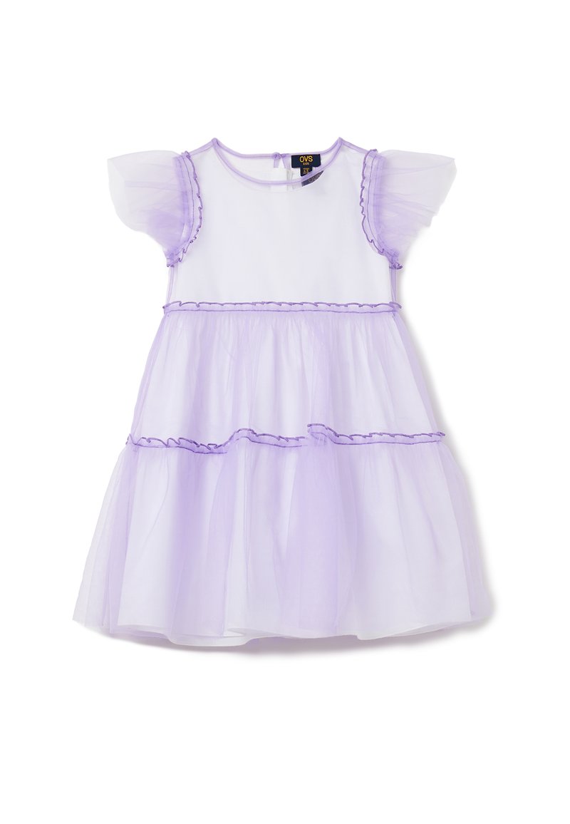 Vestido de lavanda con un corpete blanco, mangas abullonadas transparentes, falda de tul con capas y un contraste de detalles morados a lo largo de las costuras y las capas.