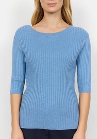 Hellblaues, geripptes Strickpullover mit einem Bootsausschnitt und Dreiviertelärmeln, der eine taillierte Silhouette und weiche Textur aufweist.