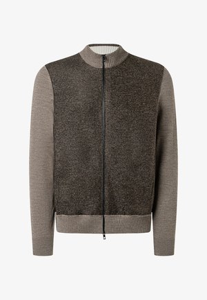 Herren Zip-Cardigan mit geripptem Kragen, Bündchen und Saum, mit dunkelbraunem strukturiertem Körper und hellbraunen Ärmeln.