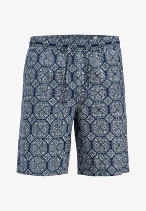 Czarny t-shirt z graficznym wzorem fali i napisem, zestawiony z wzorzystymi niebieskimi szortami. Białe skarpetki i czarne sneakersy dopełniają strój.