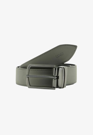 Pilkas odinis diržas su blizgiu sidabriniu sagtimi, turintis stilingą siuvimą ir įspaustą logotipą ant diržo.