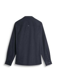 Camisa de manga larga en color navy que presenta un cuello clásico, puños abotonados y un sutil detalle en el yugo trasero. Está fabricada con un tejido ligero y acabado mate.